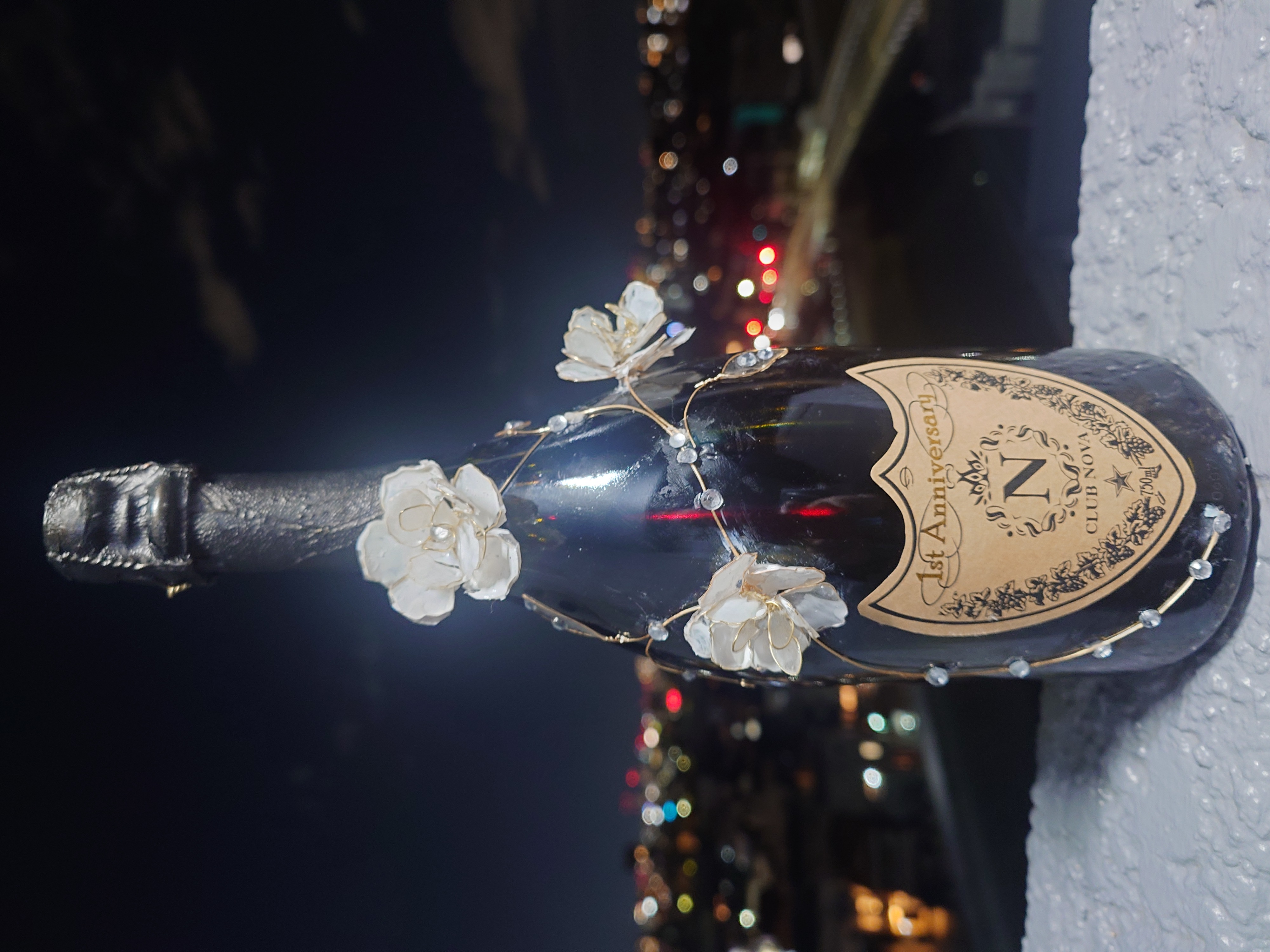 花とワイヤー装飾を施した装飾ボトルの制作例