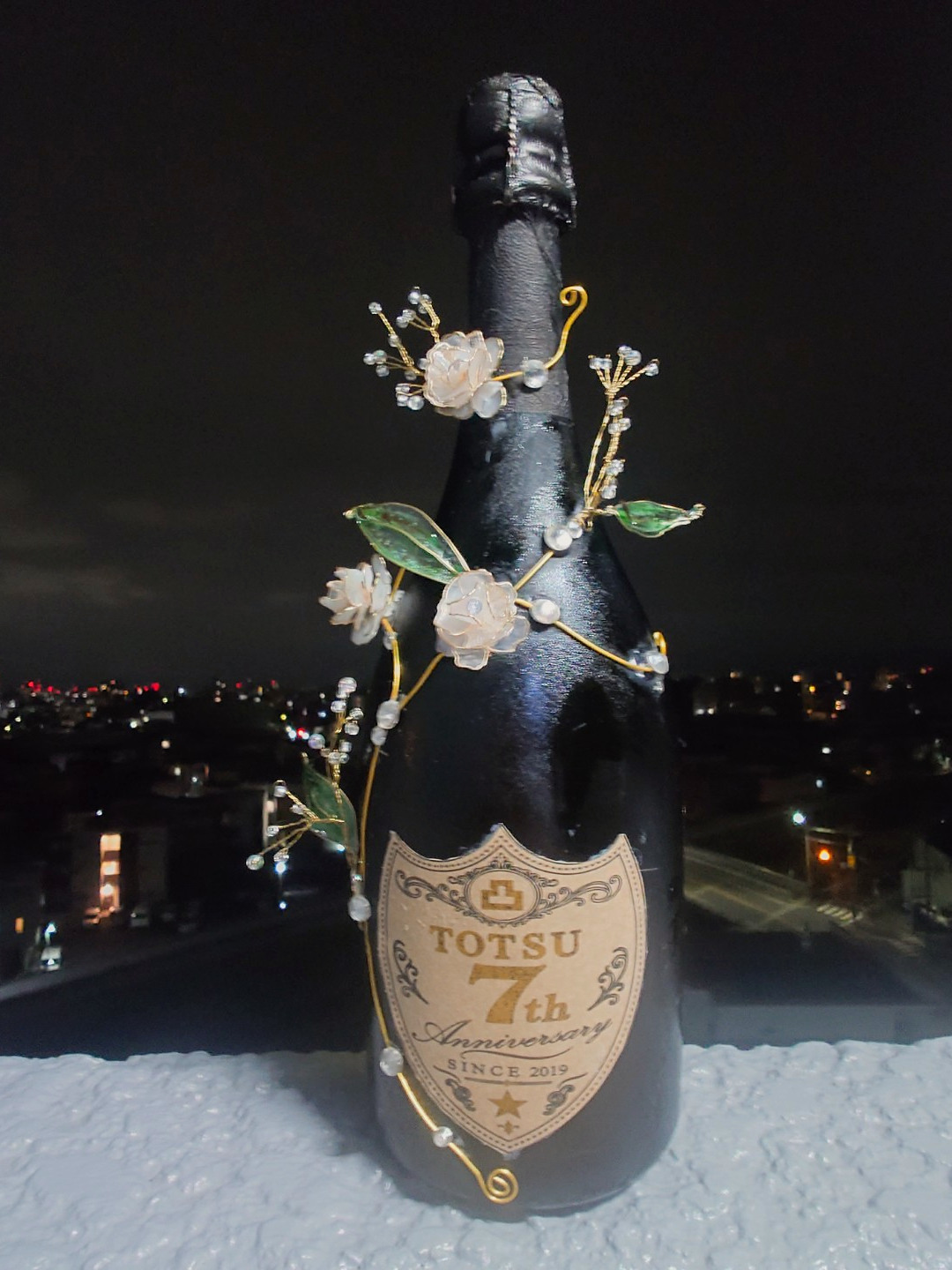 白い薔薇と金色のワイヤーをまとったTOTSU BAR 7周年記念ボトルの全景