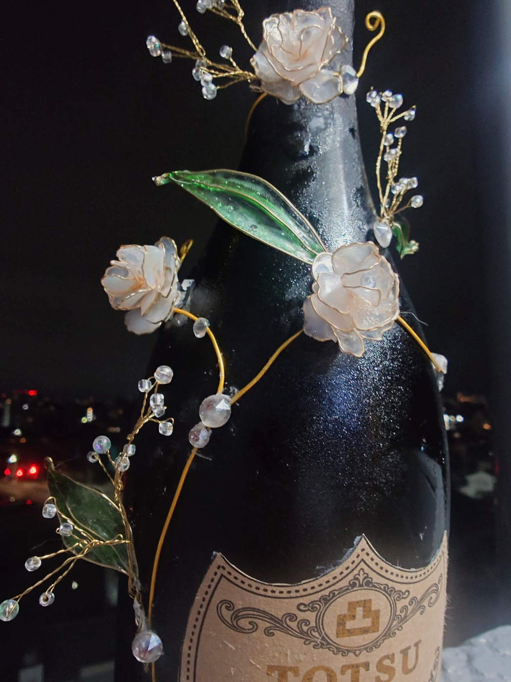 白い花びら、緑の葉、金色のワイヤーとビーズの装飾の接写